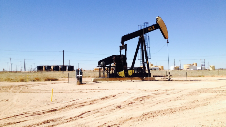 Torres de perforacion y pozos petroleros en las cuencas Talara Tumbes y Sechura para reactivar la exploracion de hidrocarburos